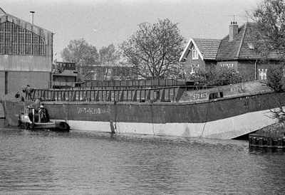 129014 Afbeelding van een schip bij de Scheepswerf en Machinebriek de Liesbosch N.V. (De Liesbosch 5) te Jutphaas.N.B. ...